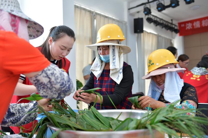 “濃情粽意，共享溫暖”包粽子活動(dòng).jpg